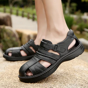 Yaz Kapalı Ayak Deri Sandalet Erkekler için Yeni Açık kaymaz Eğlence plaj ayakkabısı Moda Nefes Hafif erkek Kama Sandalet