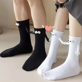 1 Çift Karikatür Gözler Çiftler Çorap Ins 3D Bebek Komik Manyetik Cazibe Eller Siyah Beyaz Orta Tüp Rahat Pamuk Çorap Sevgilisi Hediyeler